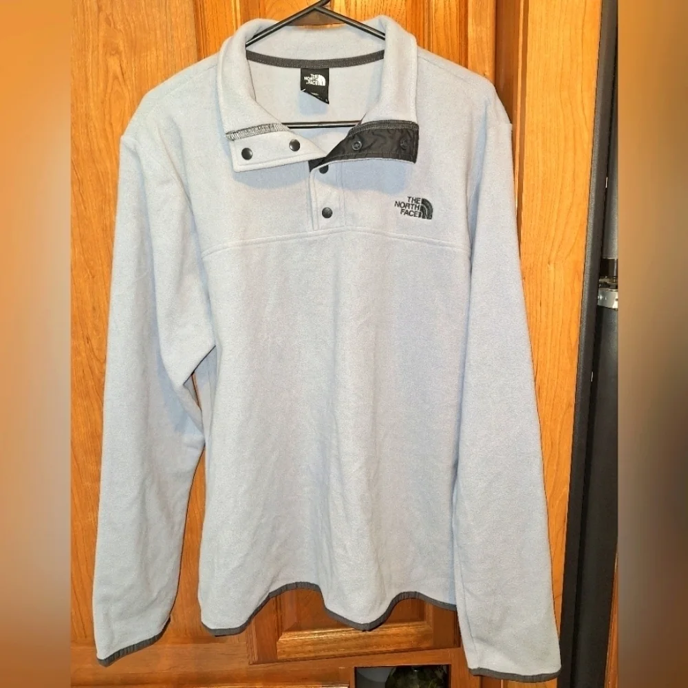 The North Face men's medium pullover fleece shirt in a light gray color. EUC